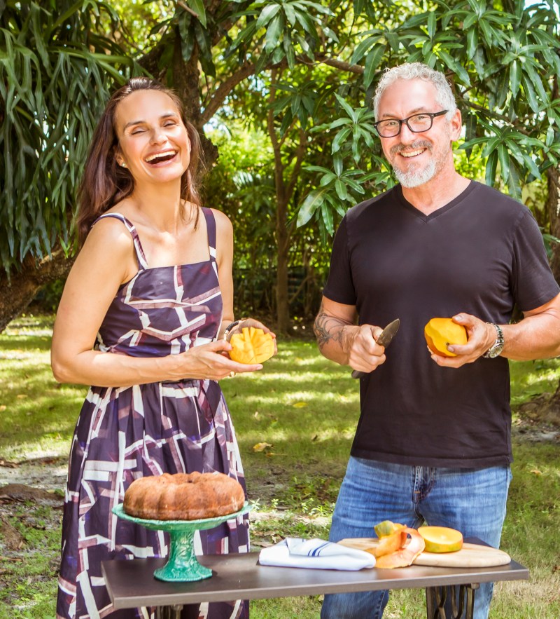 photo of Geane Brito and Michael schwartz holding a mango