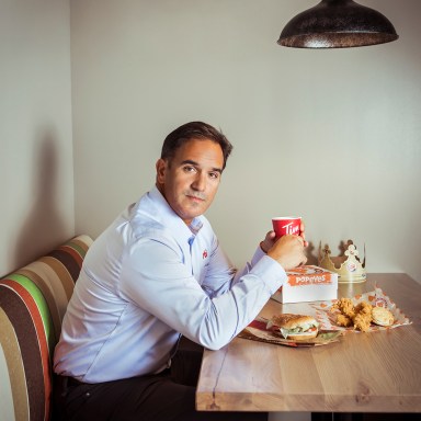 portrait-photography-of-RBI-CEO-Jose-Cil-with-fast-food